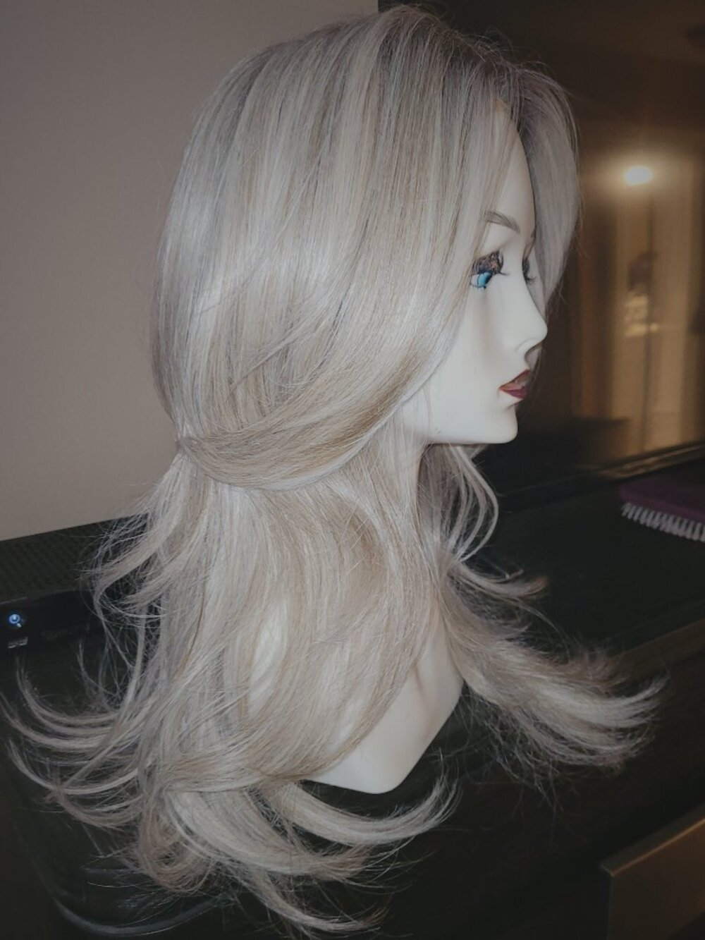 NWT MEL Ash blonde 20 inch long wig